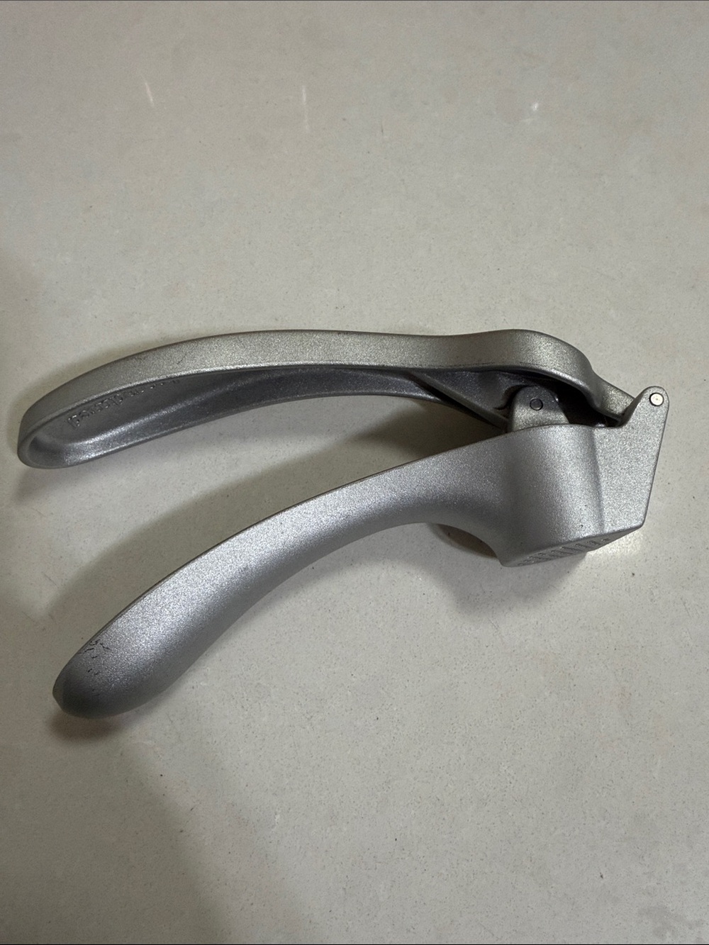 PAMPERED CHEF- Metal Garlic Press - Silver